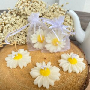 Vela margarida no saquinho de organza com mini tag kraft