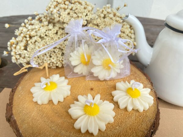 Vela margarida no saquinho de organza com mini tag kraft